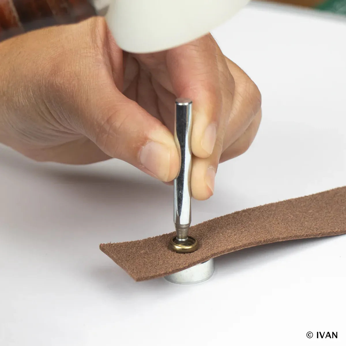 Kit de 20 boutons pression en laiton nickelé Ivan Line 20 avec outil de pose, boutons solides de 12,5mm pour accessoires textiles.
