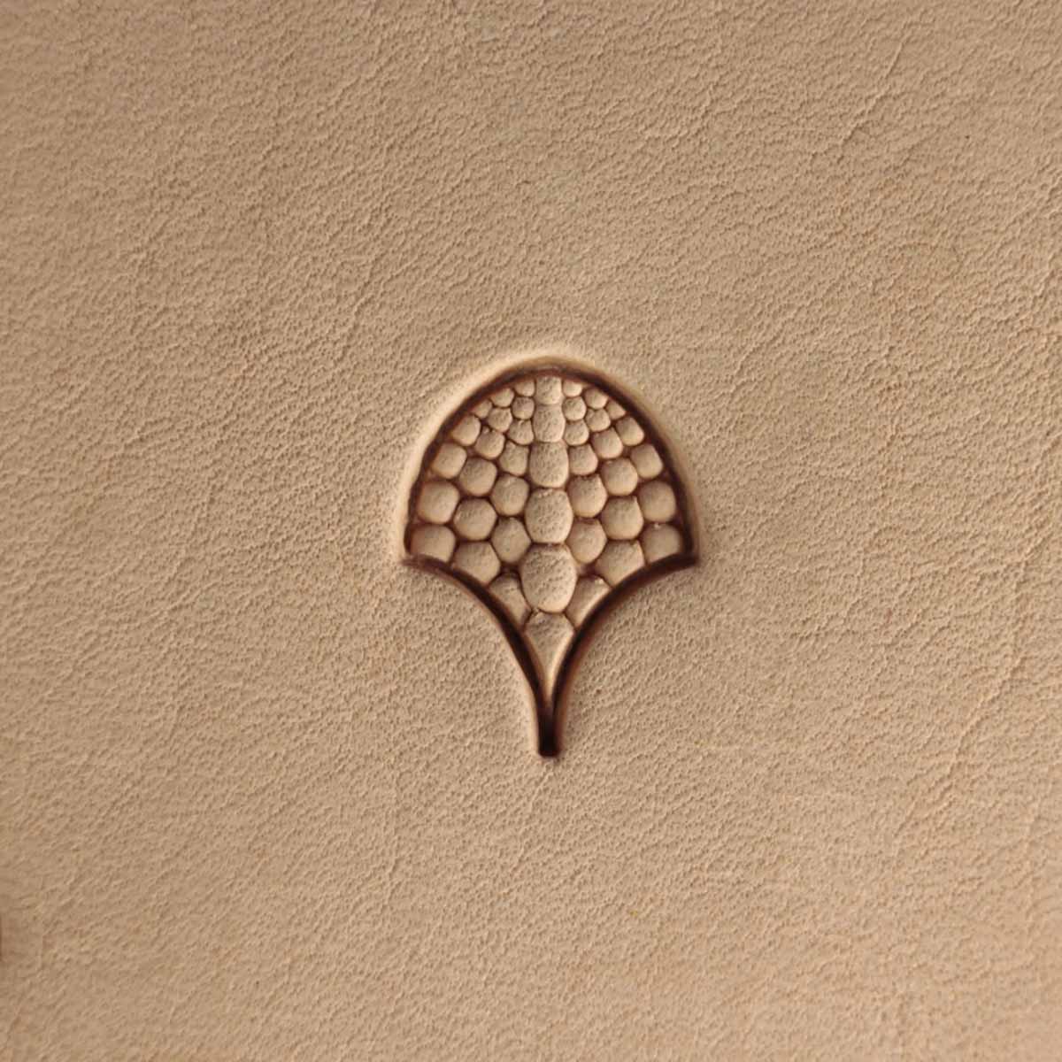 Matoir en cuir de Sergey Neskromniy avec manche en bois, outil pour travailler le cuir, visible avec ses détails artisanaux.