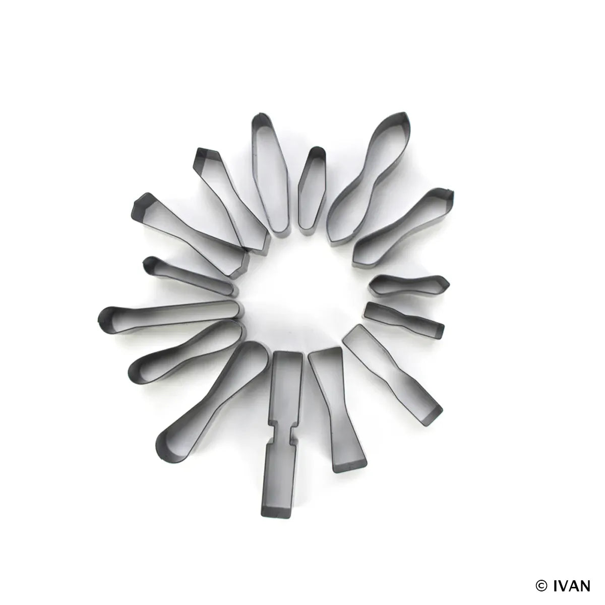 Ensemble de 15 emporte-pièces en métal Ivan avec formes variées, conçus pour frapper ou presser, pour la pâte ou le papier.