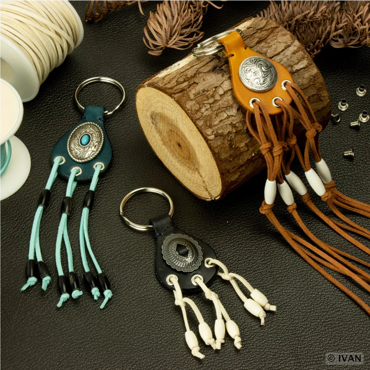 Perles en os de style artisanal, lot d'accessoires en os de marque Ivan, visible en gros plan sur fond neutre.