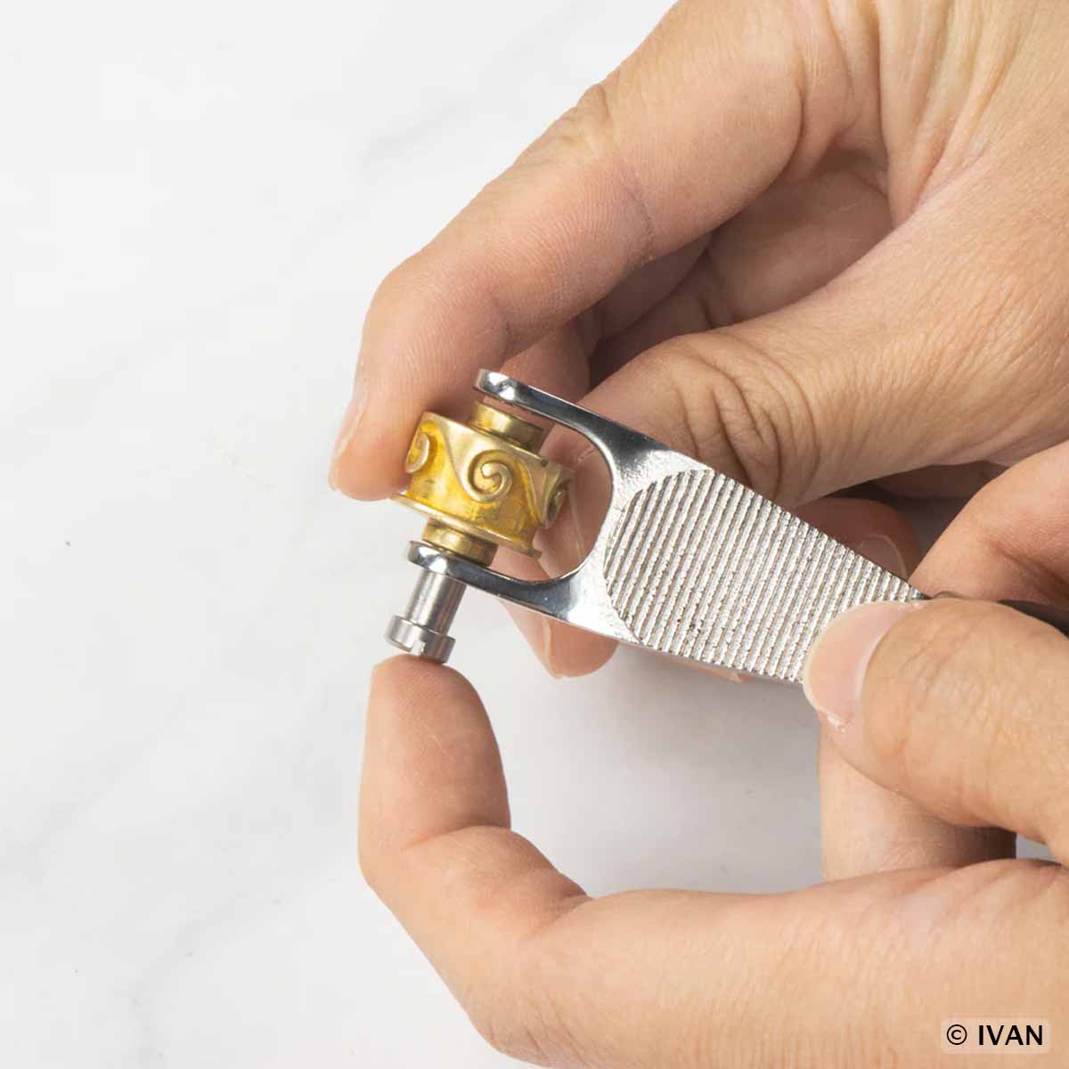Manche pour roulette d'embossage Ivan Craftplus 83110-00, outil de scrapbooking pour créer des motifs en relief.