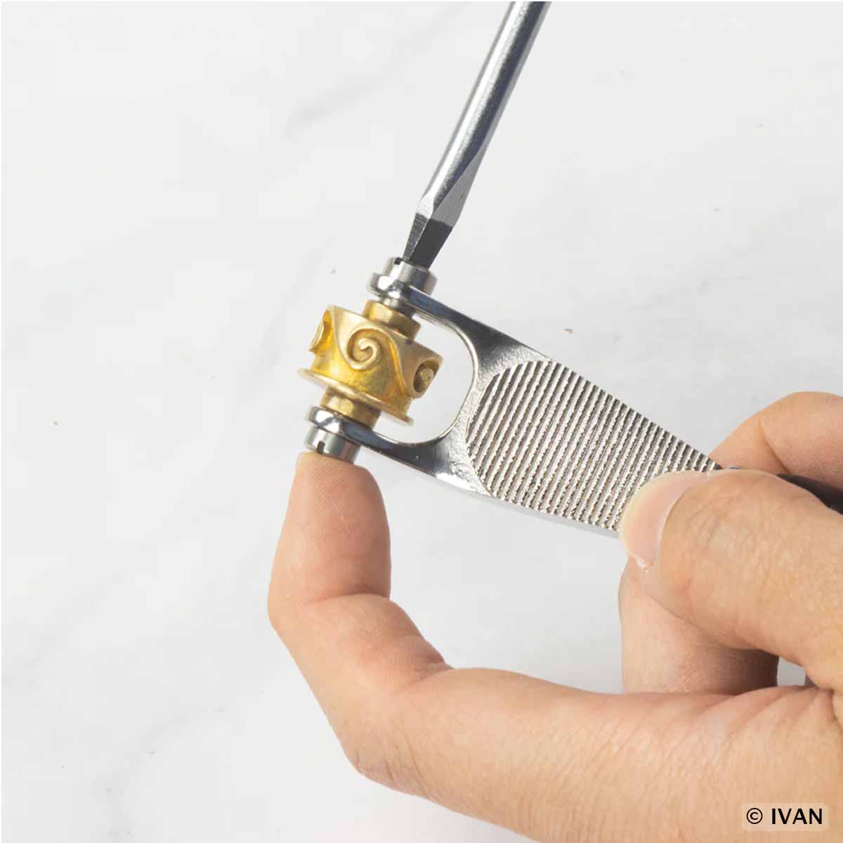 Manche pour roulette d'embossage Craftplus Ivan, outil de scrapbooking, en plastique noir avec poignée ergonomique.
