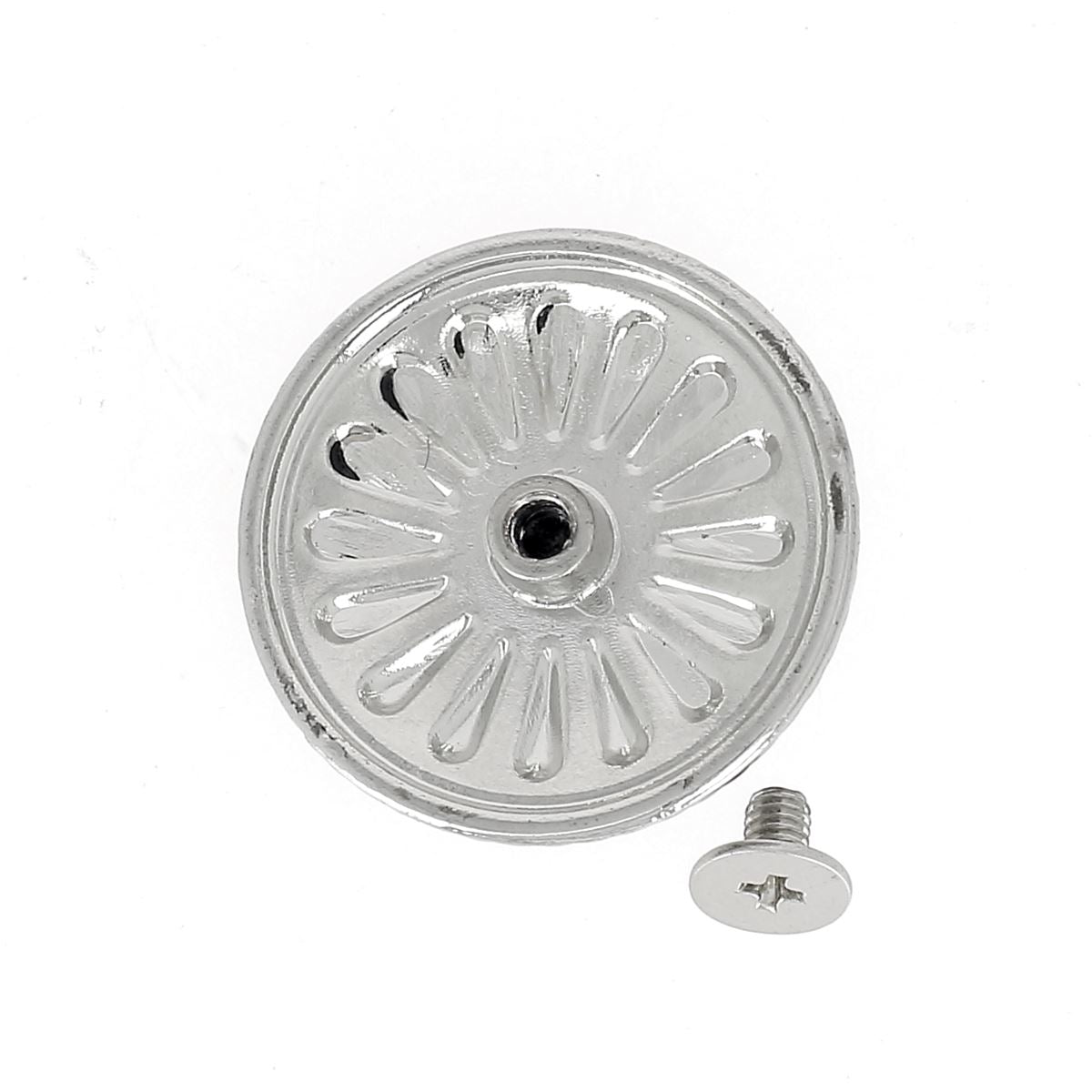 Concho à visser rond Pâquerette de 26mm en nickelé, accessoire pour bijoux ou maroquinerie, avec motif floral délicat.