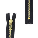Fermeture à glissière en métal 8mm SUPRA en laiton, détail de la fermeture de mercerie pour vêtements ou accessoires.