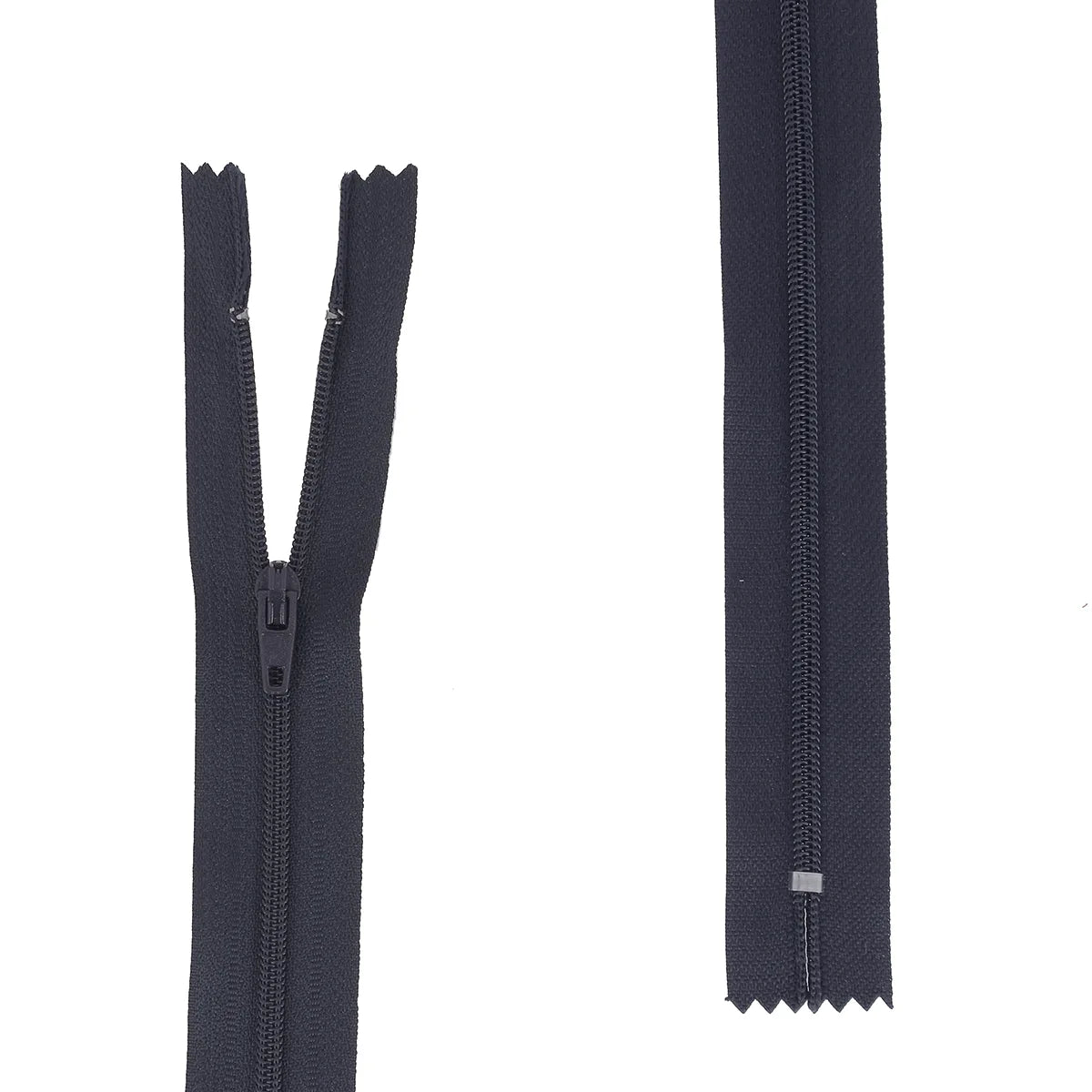 Fermeture éclair en nylon bleu marine de 4mm d'épaisseur de maille, idéale pour la couture et la confection de vêtements. Plusieurs longueurs disponibles