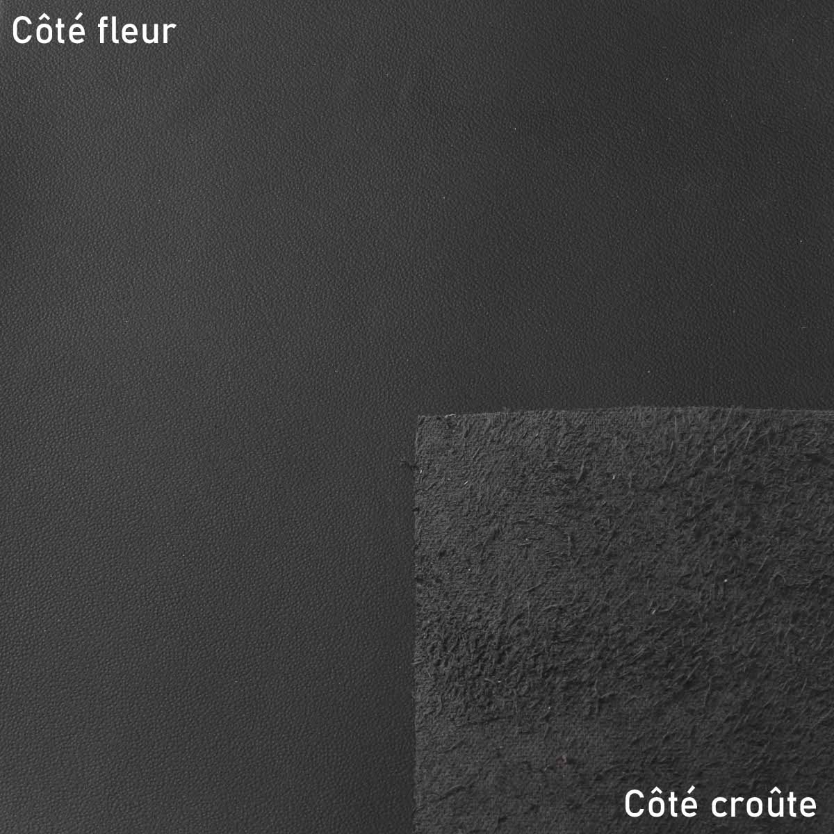 Échantillon de cuir automobile lisse Deco Cuir noir, texture douce et élégante visible en gros plan.