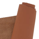 Peau de cuir automobile grain naturel marron, matériau cuir authentique pour sièges ou garnitures intérieures.