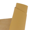 Peau de cuir automobile grain naturel Ocre, texture authentique, utilisée pour l'intérieur de voiture, souple et durable.