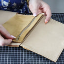 Atelier formation couture Deco Cuir pour confectionner un sac en cuir Roma, image d’un atelier de couture avancé.