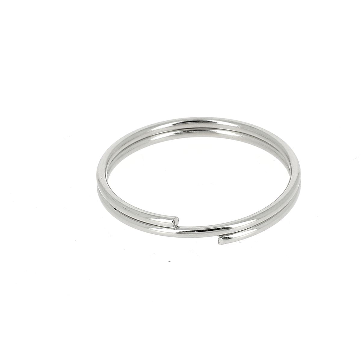 Anneau rond de porte-clés en bouclerie nickelée, fixation solide pour clés ou accessoires.