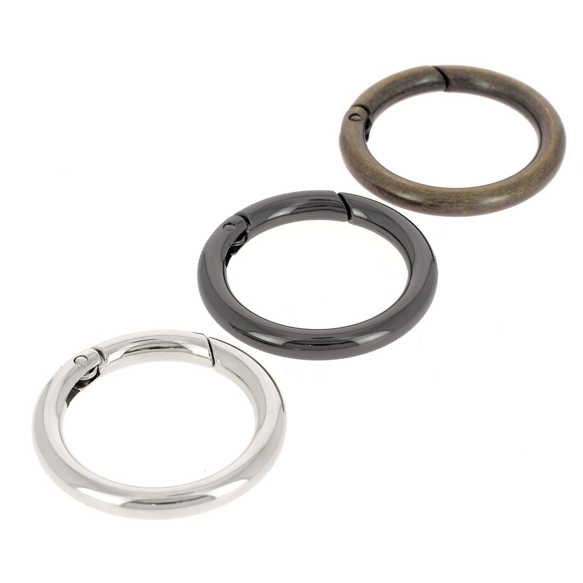 Mousqueton rond en laiton vieilli, boucle de bouclerie robuste pour bijoux ou cordons, image montrant la finition ancienne.
