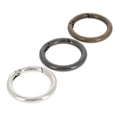 Mousqueton rond en laiton vieilli, boucle de bouclerie robuste pour bijoux ou cordons, image montrant la finition ancienne.