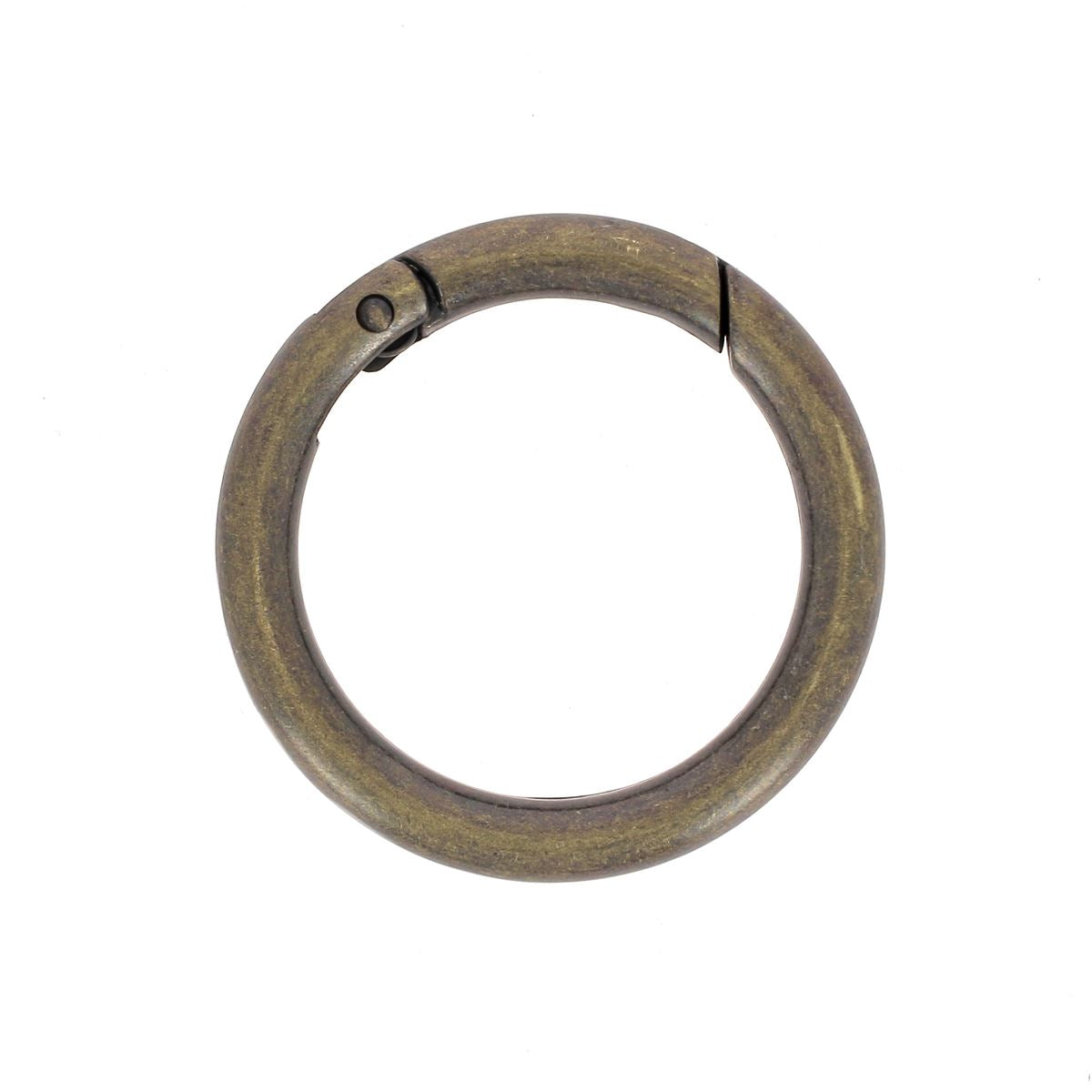 Mousqueton rond en laiton vieilli, bouclerie de haute qualité pour accessoires ou artisanat, posé sur fond neutre.