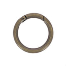 Mousqueton rond en laiton vieilli, bouclerie de haute qualité pour accessoires ou artisanat, posé sur fond neutre.