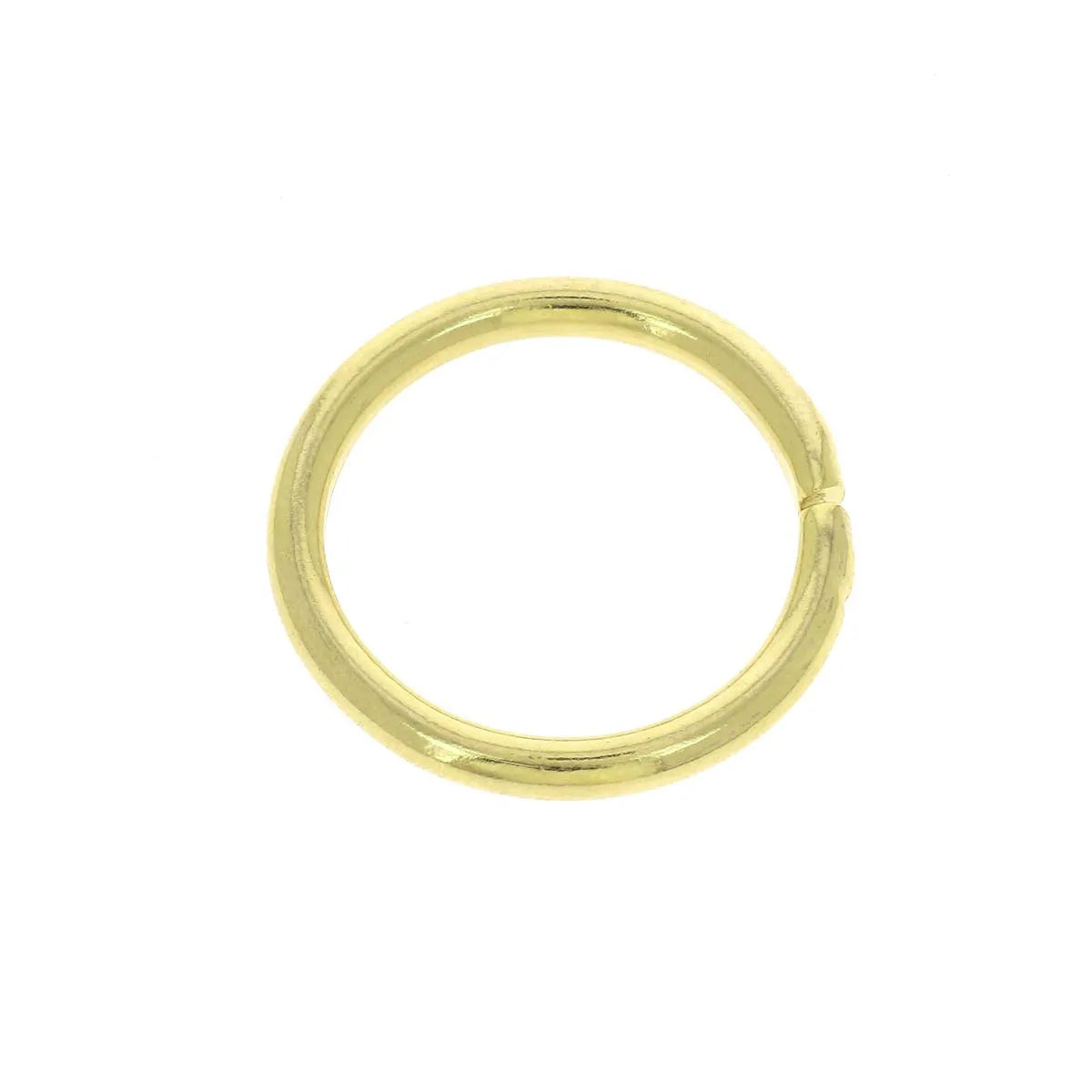Anneau rond en acier et laiton, bouclerie de fabrication artisanale, visible avec une finition polie brillante.
