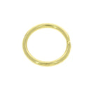 Anneau rond en acier et laiton, bouclerie de fabrication artisanale, visible avec une finition polie brillante.