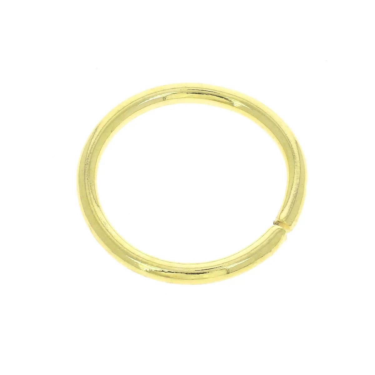 Anneau rond en acier et laiton, boucle de bijouterie, montré en détail sur fond neutre.