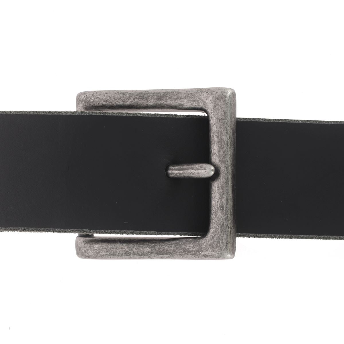 Boucle de ceinture Ivan BANDERA en bouclerie, finition élégante, visible en détail sur fond neutre.