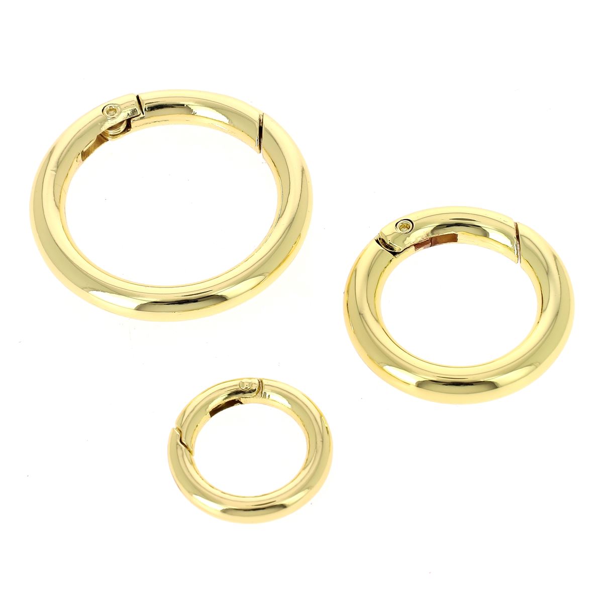 Mousqueton rond en laiton doré clair, bouclerie pour bijoux ou sacs, avec boucle robuste et finition brillante.