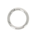 Mousqueton rond en nickel, bouclerie robuste pour fixation ou attaches, visible en détail dans cette image.