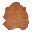 Peau de cuir de basane imitation crocodile de couleur cognac, authentique, pour projets de maroquinerie ou décoration.