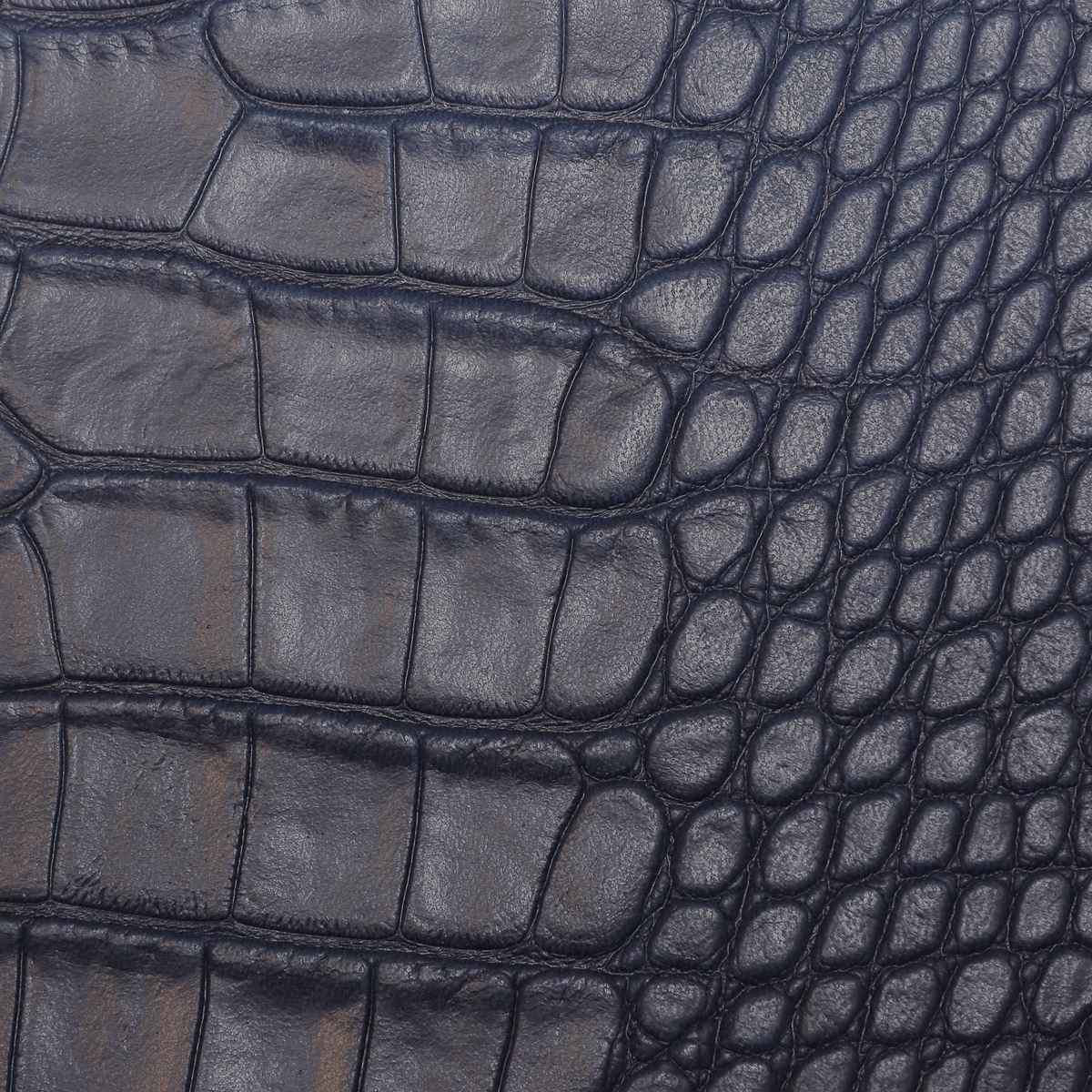 Peau entière de cuir de basane imitation crocodile bleue marine, souple et élégante, pour projets de maroquinerie ou décoration.