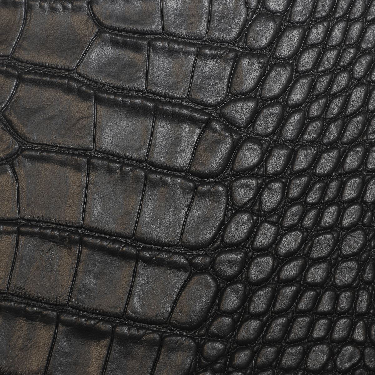 Peau de cuir de basane imitation crocodile noire, de haute qualité, pour projets de maroquinerie ou décoration.