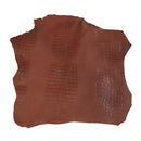Peau de cuir de basane imitation crocodile marron brique, finition aniline, vue détaillée de la texture et la couleur.