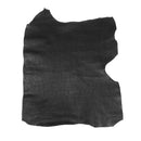 Peau de cuir de basane noire avec motif floral imprimé, en cuir aniline, vue en gros plan.