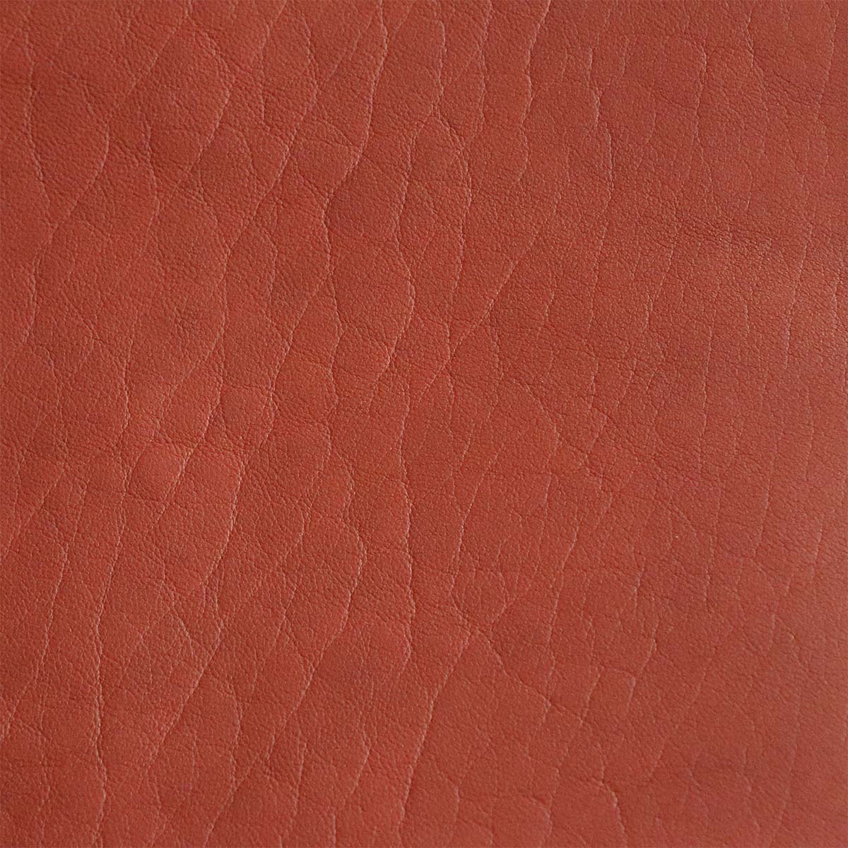 Peau entière de cuir de basane roux, finition aniline, pour cuir artisanal, fabriquée en France.