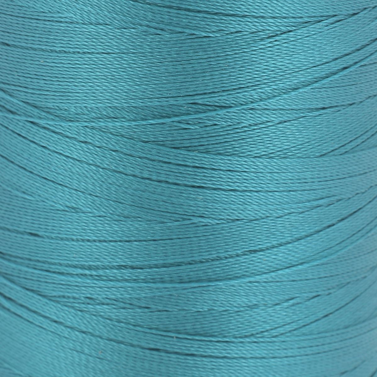 Bobine de fil polyester Coats GRAL N°30 bleu turquoise, 1000m, mercerie, enroulée sur un support, vue en gros plan