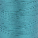 Bobine de fil polyester Coats GRAL N°30 bleu turquoise, 1000m, mercerie, enroulée sur un support, vue en gros plan