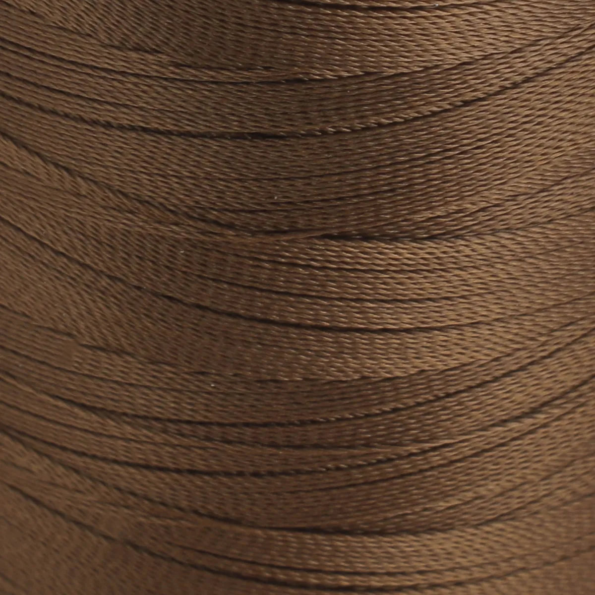 Bobine de fil polyester Coats GRAL N°30 marron brun, 1000m, pour mercerie, vue de près.