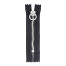 Fermeture à glissière en métal nickelé noire de 8,5 cm, 6 mm, pour mercerie, vue en gros plan.