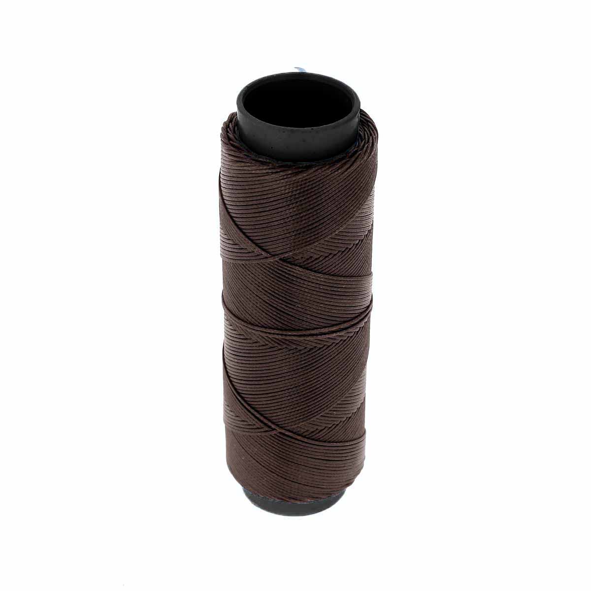 Bobine de 100m de fil polyester tressé et ciré de 0,6mm de couleur chocolat, idéal pour la mercerie.