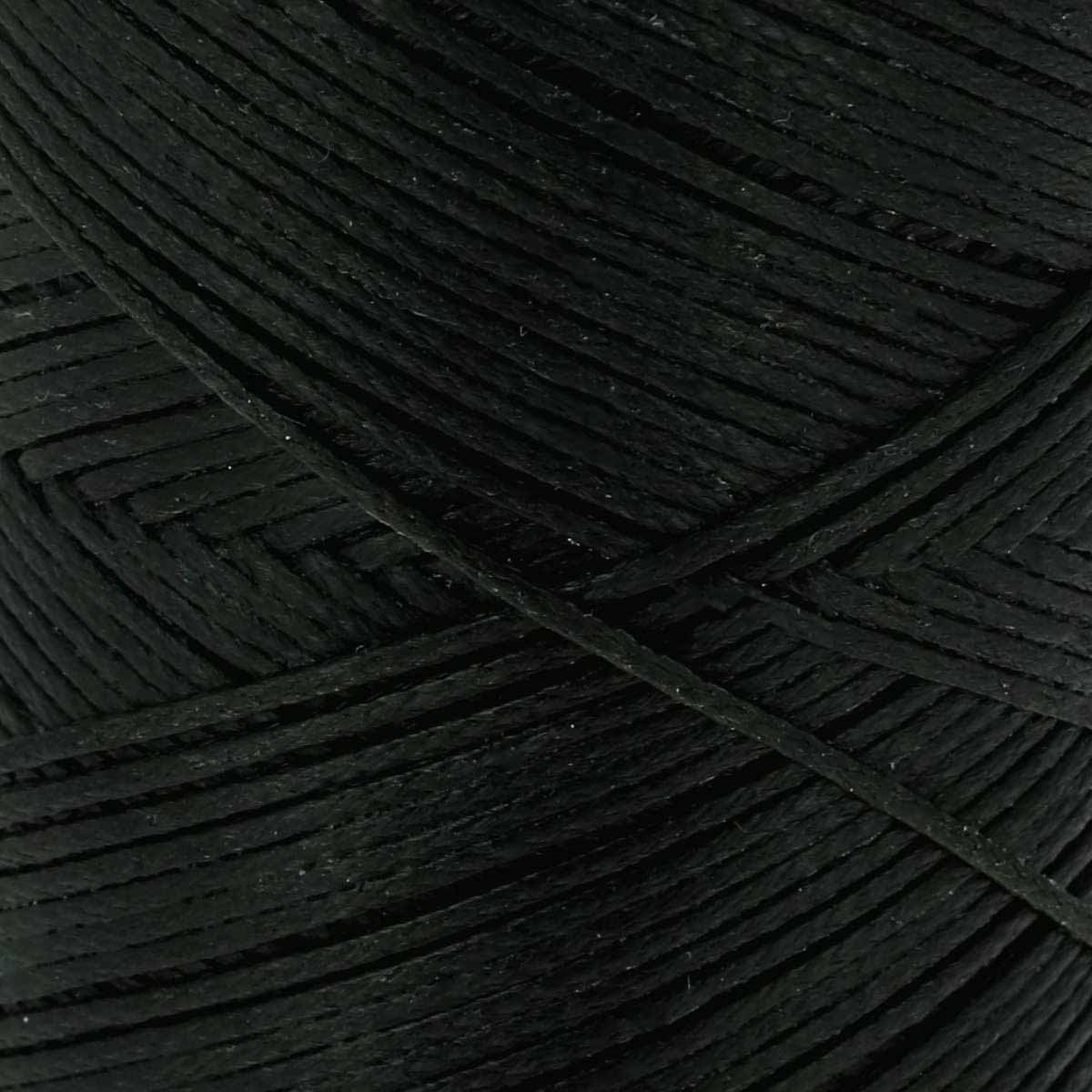 Bobine de 100m de fil polyester tressé et ciré vert foncé, diamètre 0,6mm, pour travaux de mercerie.