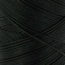 Bobine de 100m de fil polyester tressé et ciré vert foncé, diamètre 0,6mm, pour travaux de mercerie.