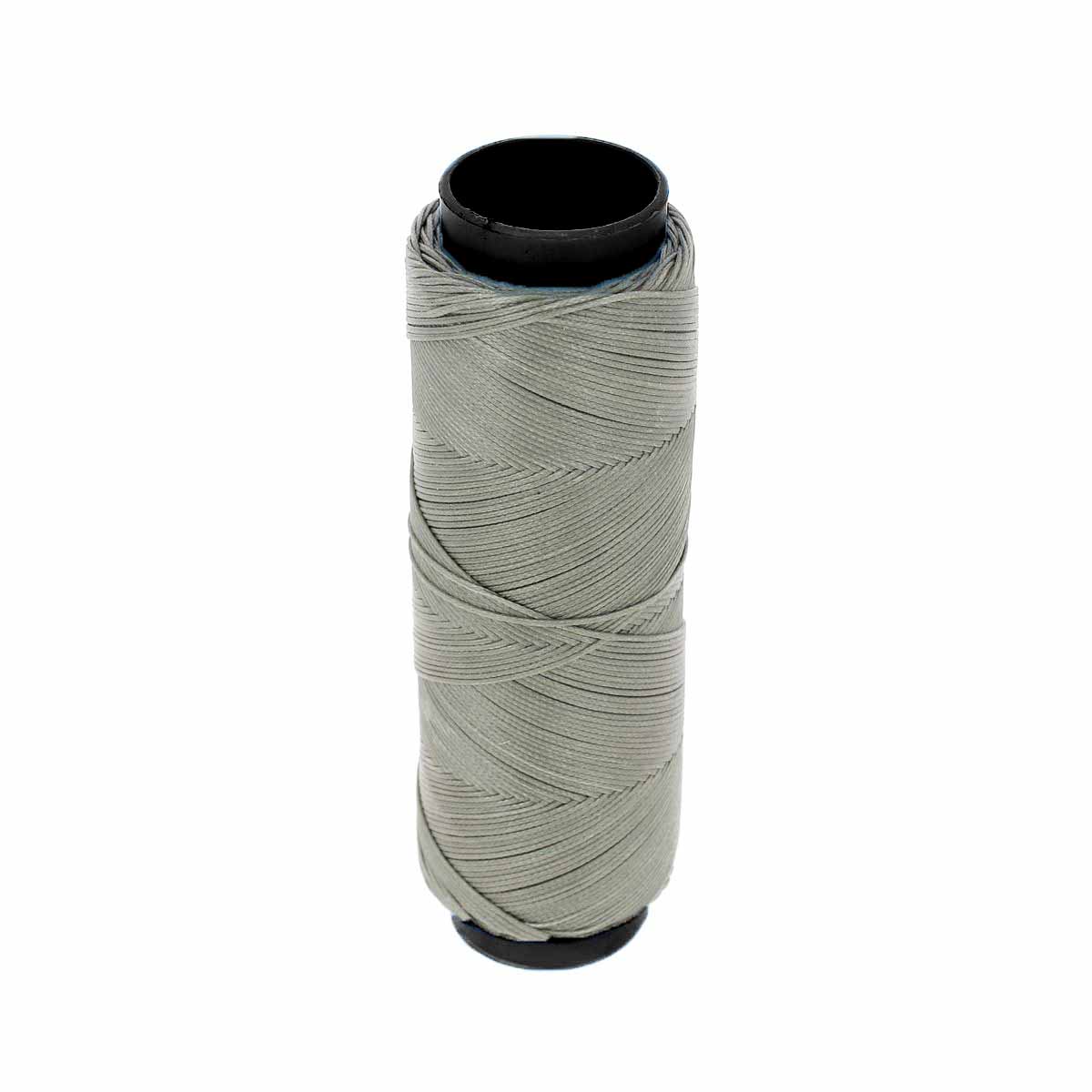 Bobine de 100m de fil polyester tressé et ciré gris, diam 0,6mm, pour travaux de mercerie.