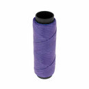 Bobine de 100m de fil polyester tressé et ciré de 0,6mm en couleur parme, idéal pour couture et mercerie.