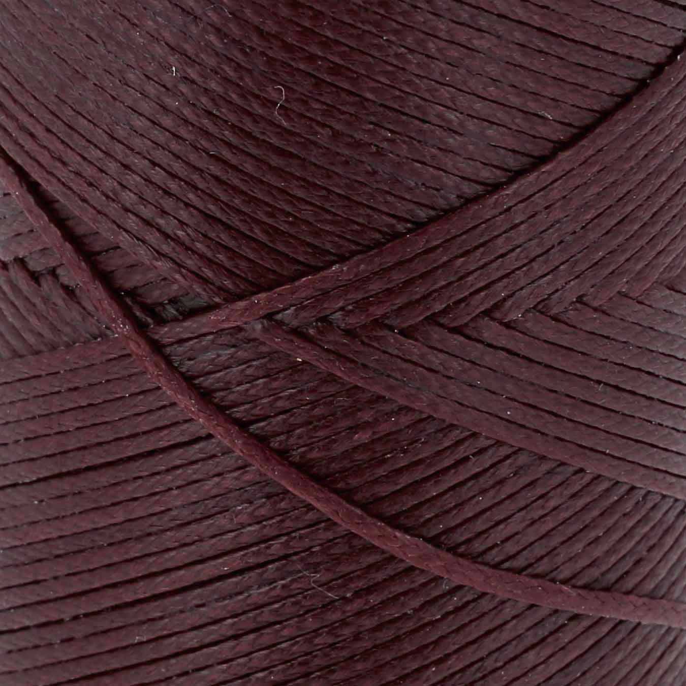 Bobine de 100m de fil polyester tressé et ciré de 0,6mm en couleur Bordeaux, idéal pour travaux de mercerie.