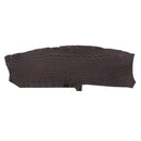 Morceau de cuir d’alligator brillant marron foncé, texture lisse et élégante, utilisé pour la maroquinerie ou la couture.