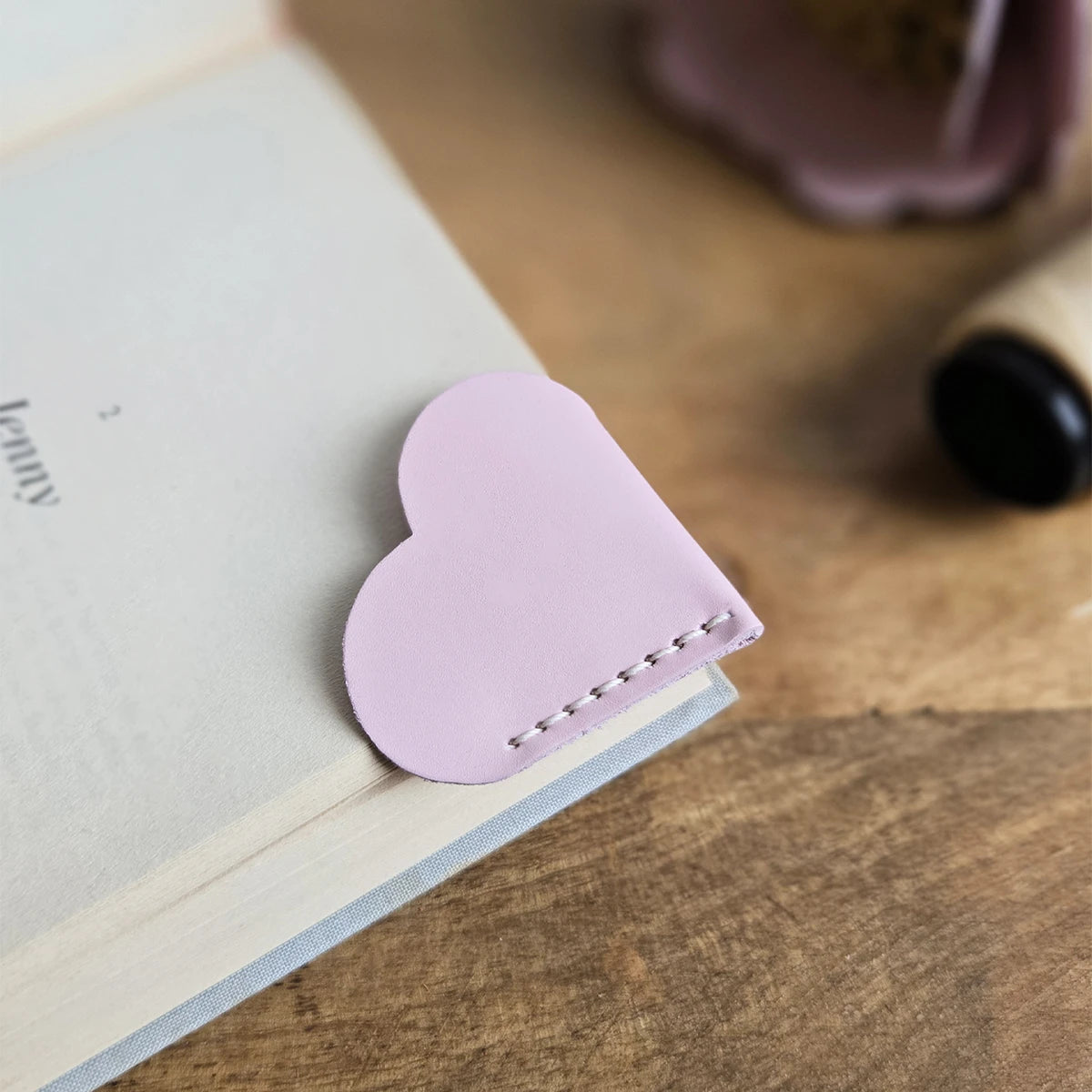 Marque-page en forme de cœur en cuir rose, décoratif et à coudre, de la marque Deco Cuir, idéal pour marquer vos livres.
