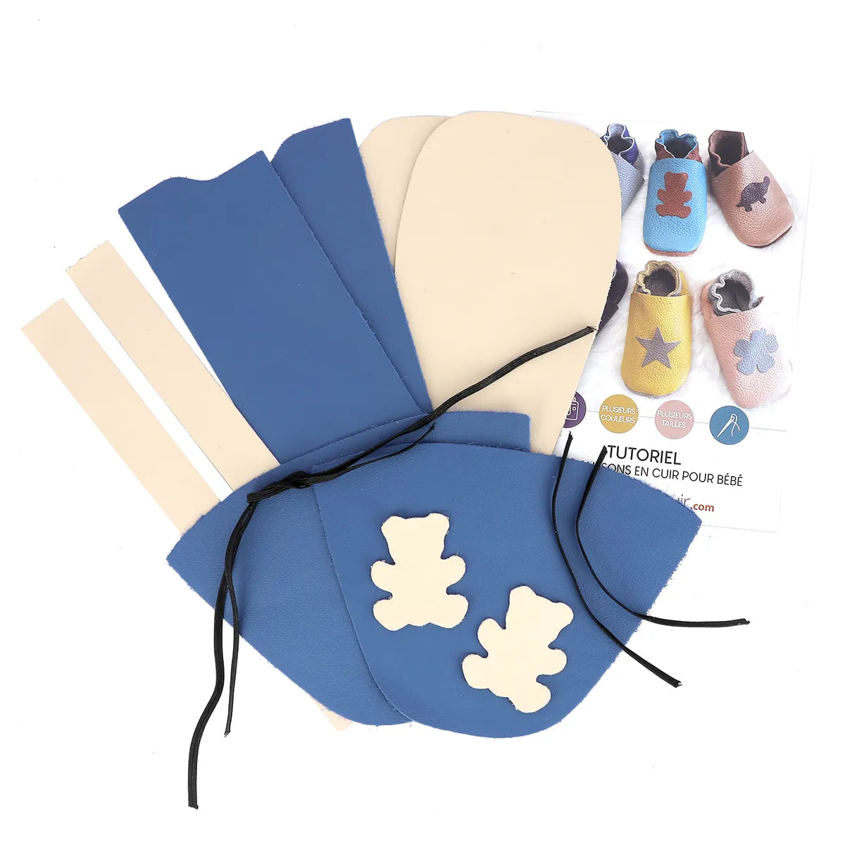 Kit DIY pour assembler soi-même des chaussons en cuir bleu et beige pour bébé. Accessible aux débutants et idéal pour offrir en cadeau de naissance