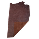 Peau de cuir de vachette marron pour ameublement, texture lisse et robuste, idéal pour meubles et décoration intérieure.