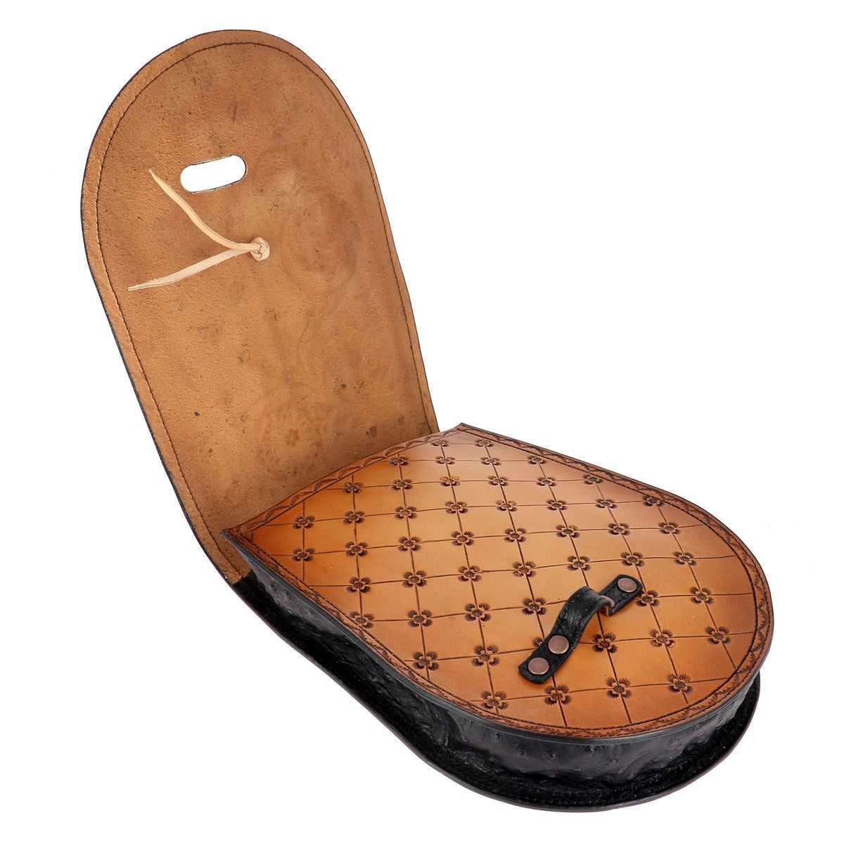 Formation repoussage du cuir Deco Cuir, image montrant des outils et techniques pour le perfectionnement du cuir.