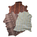 Lot de 3 peaux de cuir de chèvre imitation reptile de la marque Deco Cuir, textures variées pour projets créatifs.