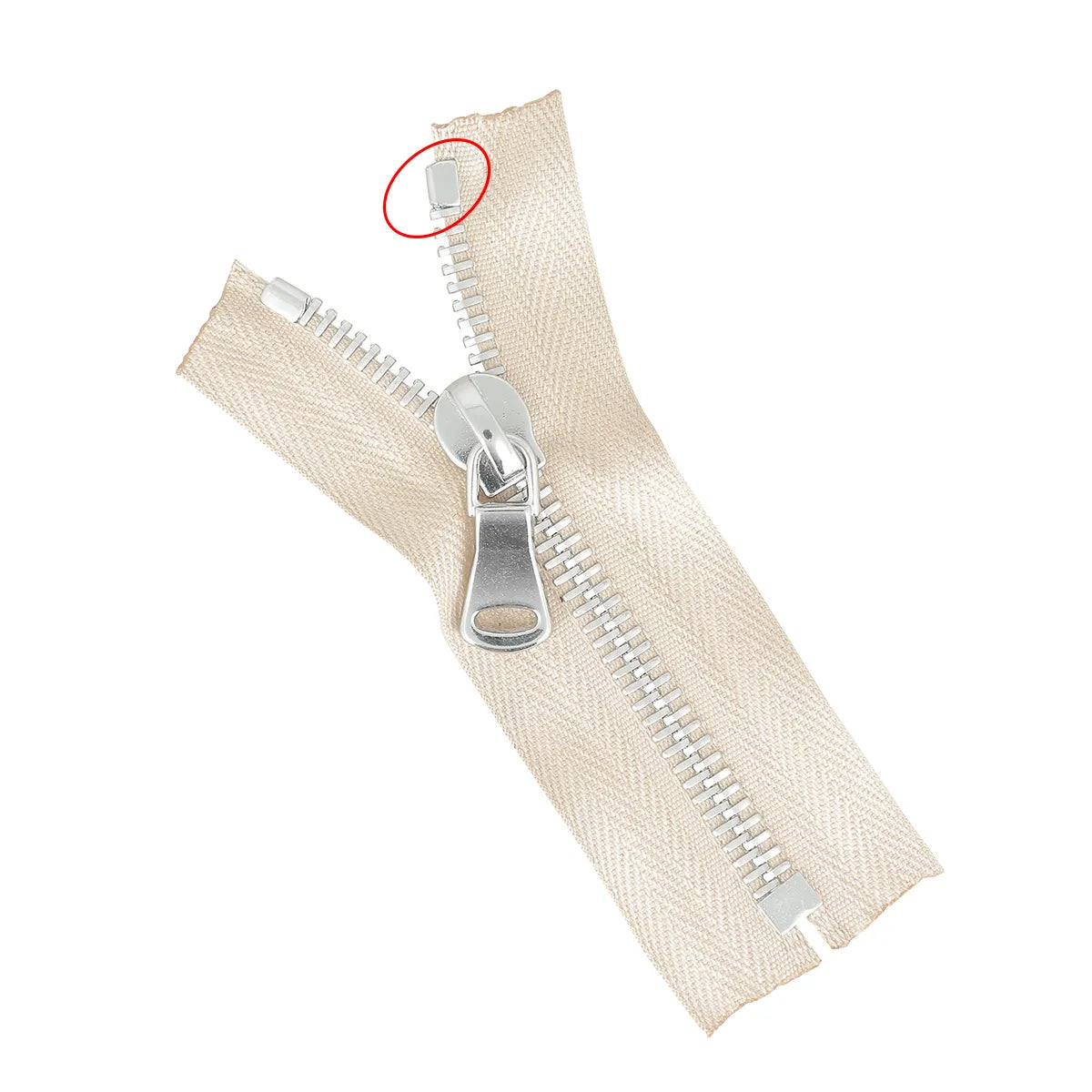 Arrêt haut nickelé indispensable pour l'assemblage d'une fermeture à glissière au mètre. Disponible en deux largeurs : 4 ou  6 mm selon la largeur de votre maille.