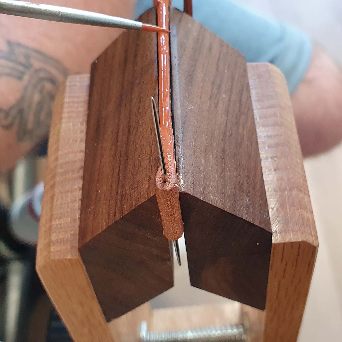 Formation Deco Cuir pour fabriquer un bracelet de montre en cuir alligator, étape intermédiaire, montre en cuir visible.