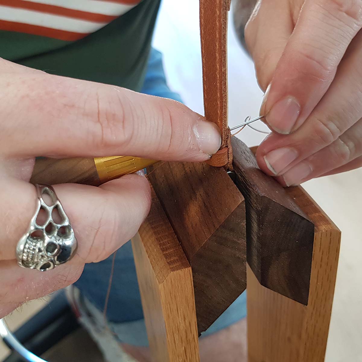 Formation Deco Cuir pour fabriquer un bracelet de montre en cuir d'alligator, étape intermédiaire, visible sur le modèle en cours.