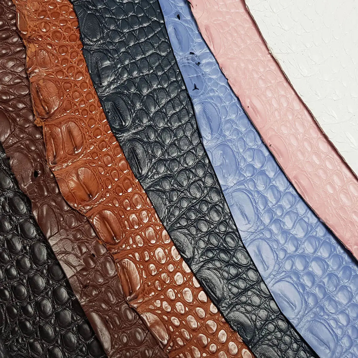 Formation Deco Cuir pour fabriquer un bracelet de montre en cuir d'alligator, étape intermédiaire, montrant le processus de création.